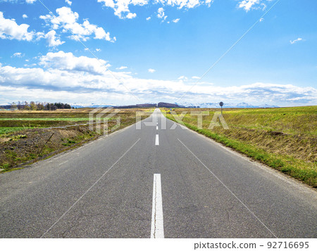 Shujitsu no Oka附近的直路（北海道旭川市） 92716695