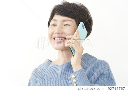 高級女性打電話給智能手機白色背景 92716767