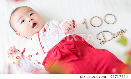 100 天慶祝嬰兒 100 天大 92717234