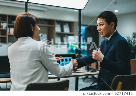 handshake of business people 92717413