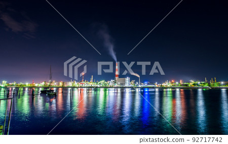 四日市工業園區的夜景，水面反射七種顏色的光很漂亮 92717742