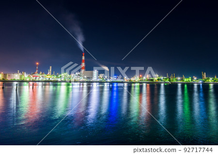 四日市工業園區的夜景,水面反射七種顏色的光很漂亮 四日市工業園區的夜景,水面反射七種顏色的光很漂亮 92717744