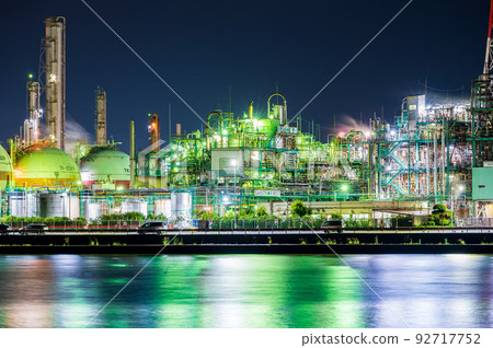四日市工業園區的夜景，夜空中閃耀著美麗的工廠燈光 92717752