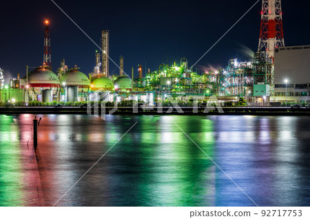 The night view of the Yokkaichi industrial complex where the light reflected in seven colors on the surface of the water is beautiful The night view of the Yokkaichi industrial complex where the light reflected in seven colors on the surface of the water is beautiful 92717753