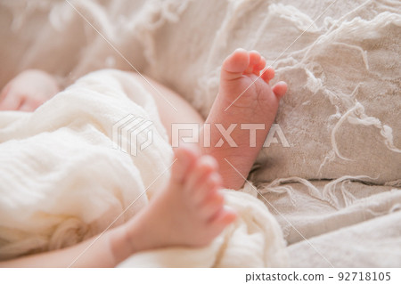 新生兒的腳 新生兒的腳 92718105