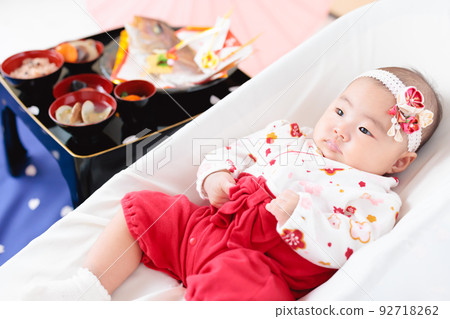 First meal 100 days celebration Commemorative photo baby 92718262