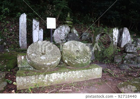 Kuwashihoko神社：從韓國帶回的石磨和洗手碗 92718440