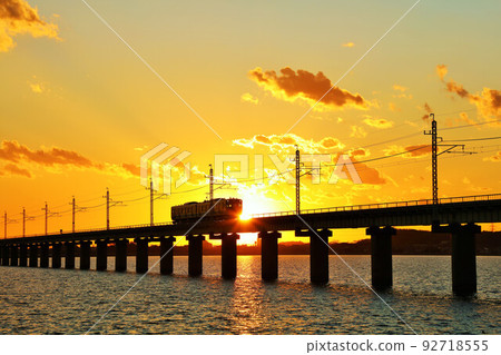 茨城縣,北浦大橋和黃昏的火車 茨城縣,北浦大橋和黃昏的火車 92718555