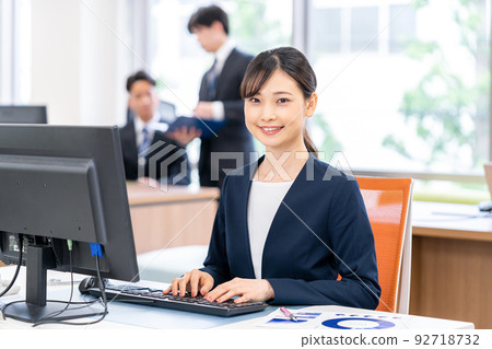 Business woman working in the office Business woman working in the office 92718732