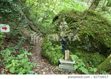 Mt. Mitoku Sanbutsuji Nageiredo Pilgrimage Mountain Trail [Santoku, Misasa Town, Tottori Prefecture] 92719017