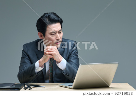 man, office worker, 50s, middle-aged, glasses, laptop 92719038