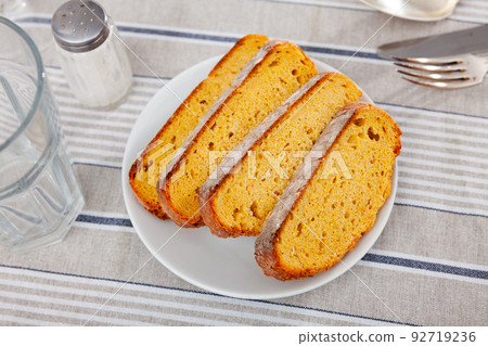 Freshly baked sliced bread 92719236