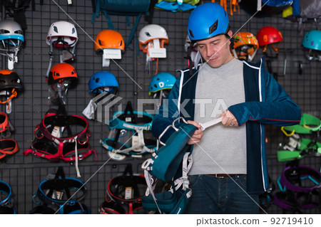 man chooses a sports equipment 92719410