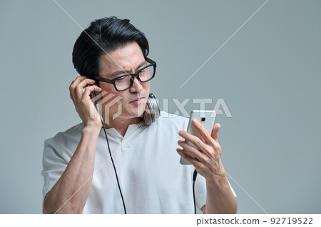 man, music, 40's, 50's, middle-aged, headset, smartphone 92719522