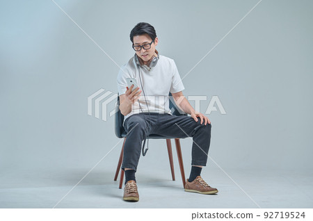 man, music, 40's, 50's, middle-aged, headset, smartphone 92719524