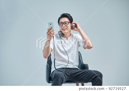 man, music, 40's, 50's, middle-aged, headset, smartphone 92719527