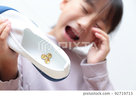 一個小學生震驚地發現她的拖鞋裡有一個圖釘 一個小學生震驚地發現她的拖鞋裡有一個圖釘 92719713