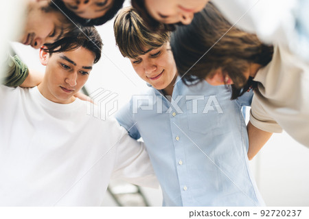 青年男女 92720237