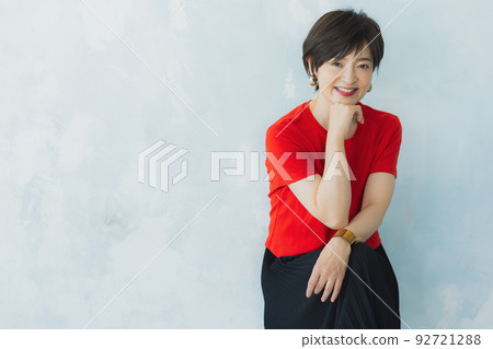 穿紅色 t 恤的女人 穿紅色 t 恤的女人 92721288