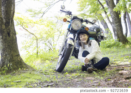 騎自行車的女孩形象：湖岸邊騎摩托車的年輕女子 92721639