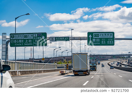 愛知縣伊勢灣岸高速公路名古屋南交會處附近行駛的卡車 愛知縣伊勢灣岸高速公路名古屋南交會處附近行駛的卡車 92721700