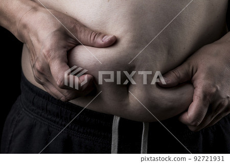 一個中年肥胖男子的腹部 92721931