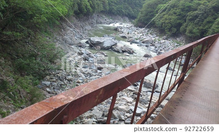 穿過斷線的鏽跡斑斑的橋可以看到的河流 92722659