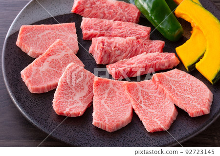 烤肉和千層肉拼盤 92723145