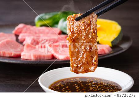 eat yakiniku with sauce 92723272
