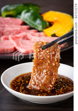 eat yakiniku with sauce 92723274