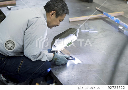 焊工形象穿著空調工作服和焊接的中間男工 焊工形象穿著空調工作服和焊接的中間男工 92723322