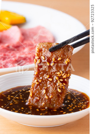 eat yakiniku with sauce 92723325