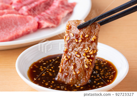 用醬汁吃烤肉 92723327