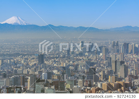 墨田區、東京大城市的東京城市景觀和從東京天空樹觀察走廊看到的富士山 92724130