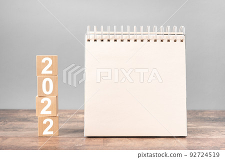 2022 mockup notepad. 2022 cubes wooden table background. New Year. plans for 2022, space for your text on notepad or calendar 2022 mockup notepad. 2022 cubes wooden table background. New Year. plans for 2022, space for your text on notepad or calendar 92724519