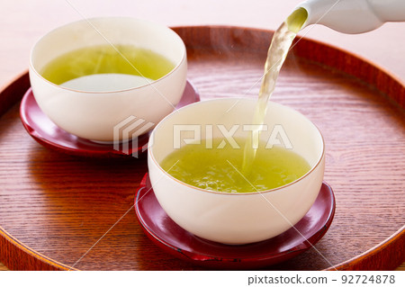 Pour green tea Pour green tea 92724878
