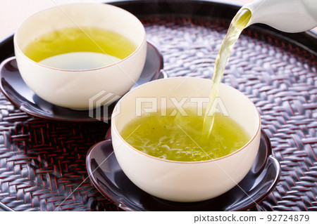 Pour green tea Pour green tea 92724879