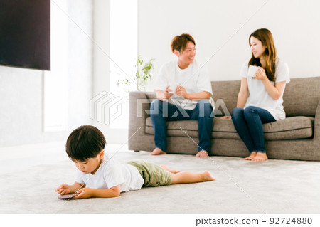 日本夫婦讓孩子在家自由使用智能手機 92724880
