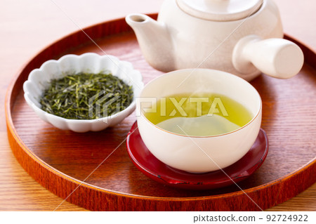 Drink green tea 92724922
