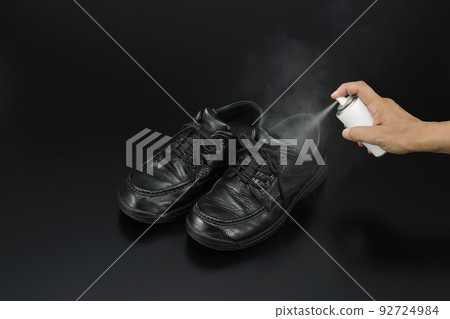 將除臭劑噴在鞋子上的圖片 92724984