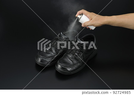 將除臭劑噴在鞋子上的圖片 92724985