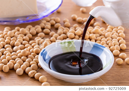 Pour soy sauce 92725009