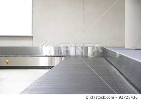 Baggage conveyor belt at the airport Baggage conveyor belt at the airport 92725436