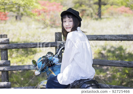 騎自行車的女孩形象跨騎摩托車的年輕女子 92725466