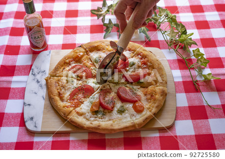 homemade margherita pizza cut 92725580
