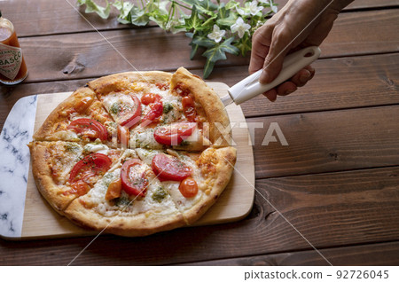 Homemade margherita pizza serving Homemade margherita pizza serving 92726045