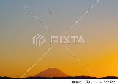 Osprey flying in the evening Osprey flying in the evening 92726426