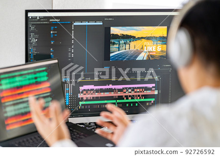Video / Video Creator Male Laptop Audio Editing Audio Editing Noise Removal Headphones 92726592