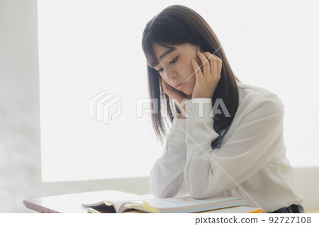 學習客廳的高中女生 92727108