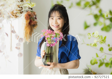 一個穿藍色裙子的女人 一個穿藍色裙子的女人 92727521